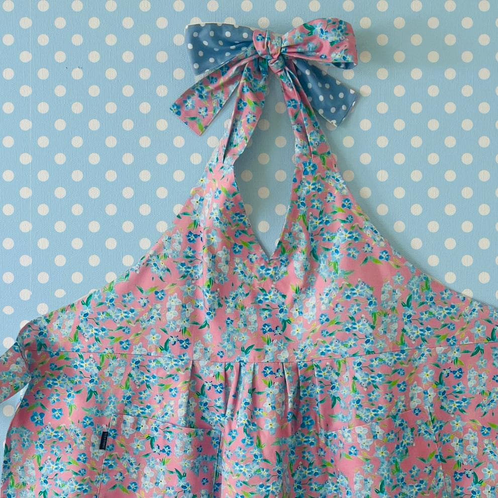 Vラインのワンピースのようなエプロン