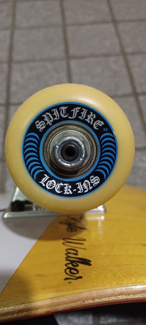 REAL スケートボード　コンプリート　SPITFIRE デッキ　ウィール