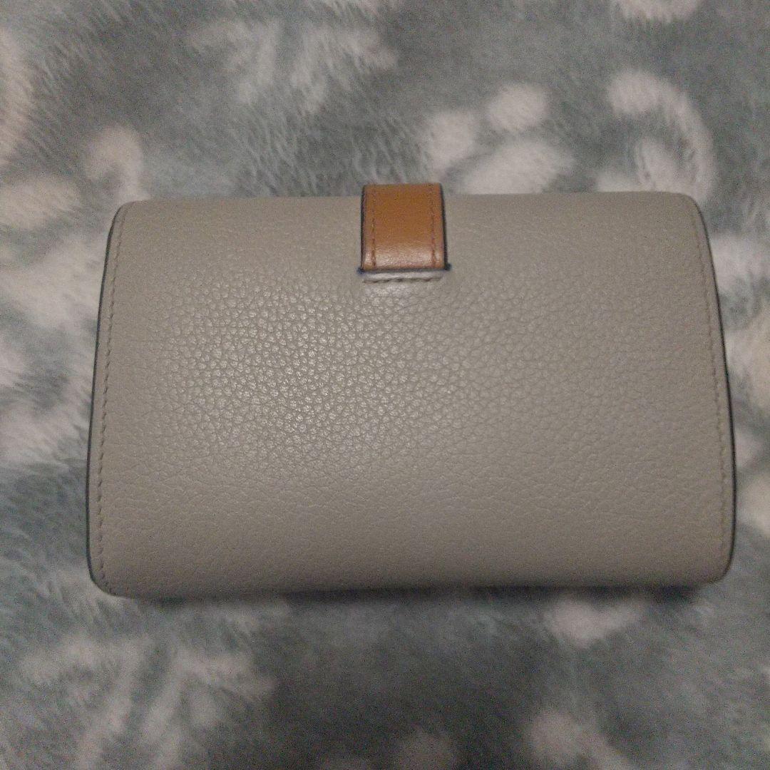 ロエベLOEWEバーティカルウォレットアナグラム　グレージュ