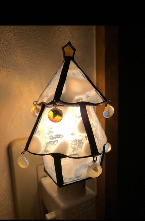 クリスマスツリーのナイトランプ　雪が降り積もった木