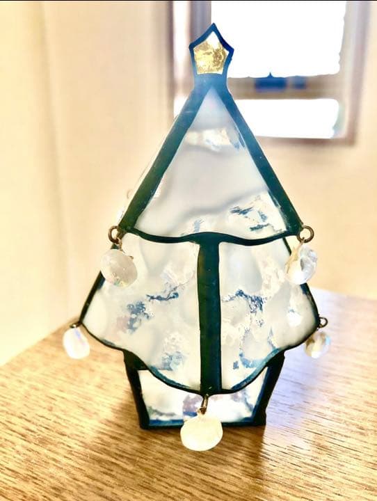 クリスマスツリーのナイトランプ　雪が降り積もった木