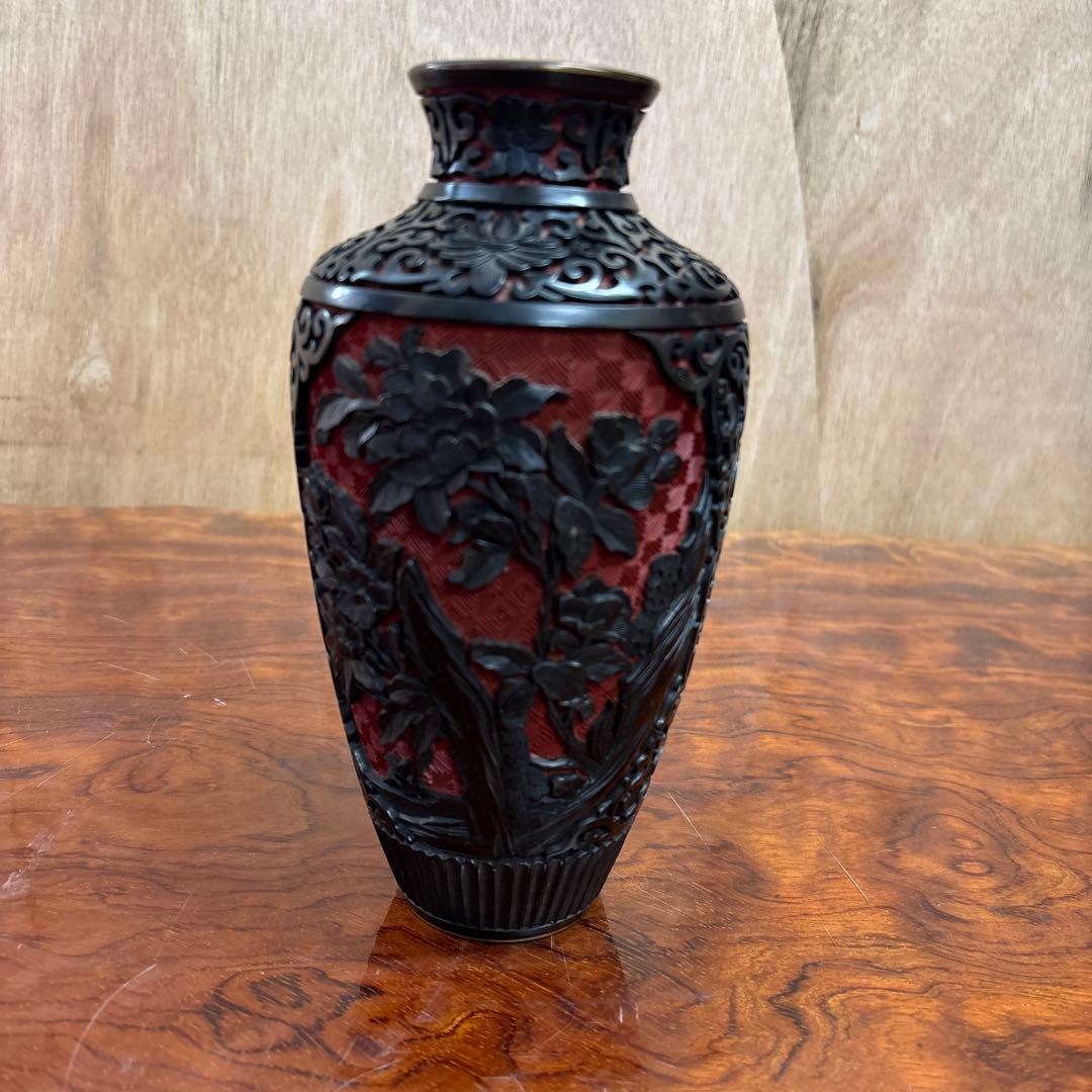 黒赤彫刻花模様花瓶　中国　堆黒　0117o46