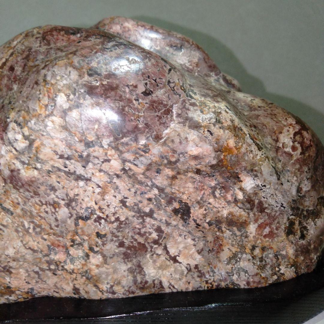 大型磨き水石　赤色系　五色石　美麗　台付き１個