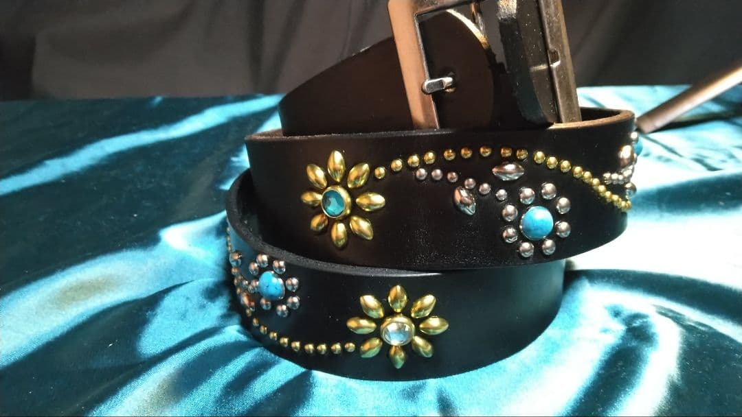 栃木レザーツタ＆フラワースタッズベルトブラック　ニッケル＆ブラス