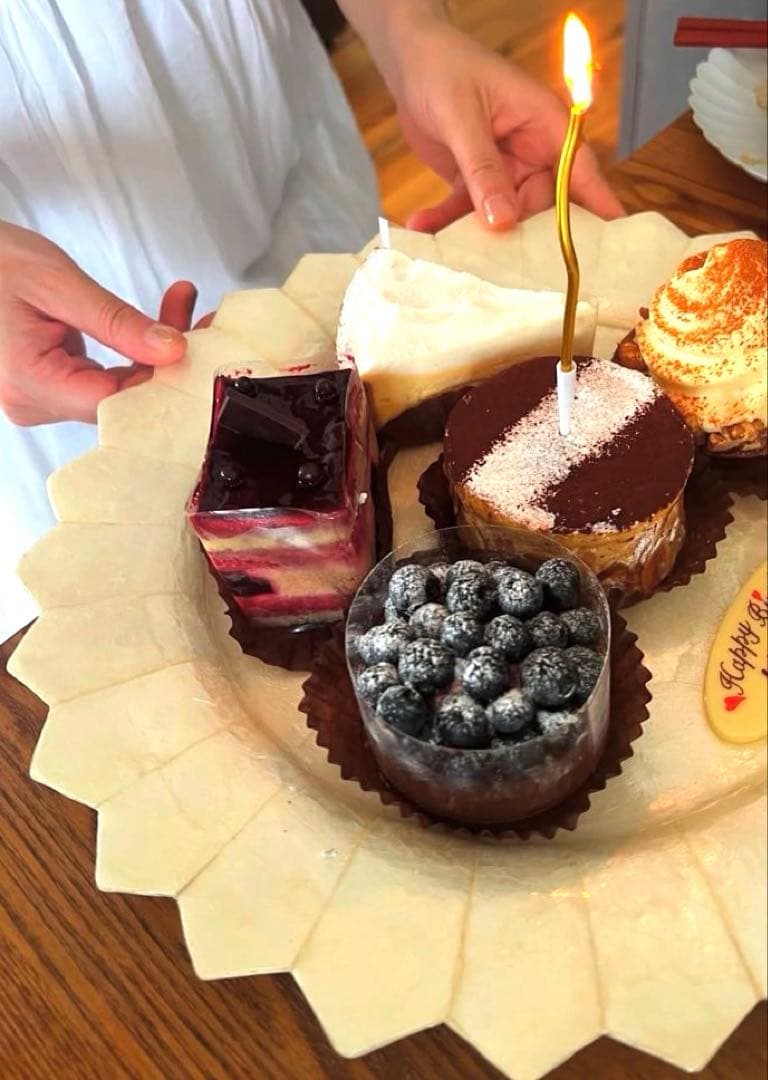 Anthropologie貝の素材の花びら型 バースデープレート 直径約32cm