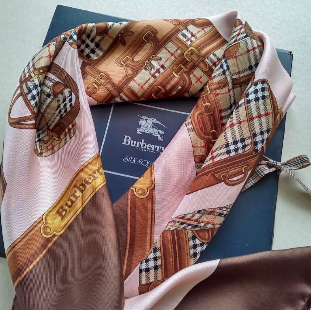 Burberry スーツケースデザイン シルクスカーフ