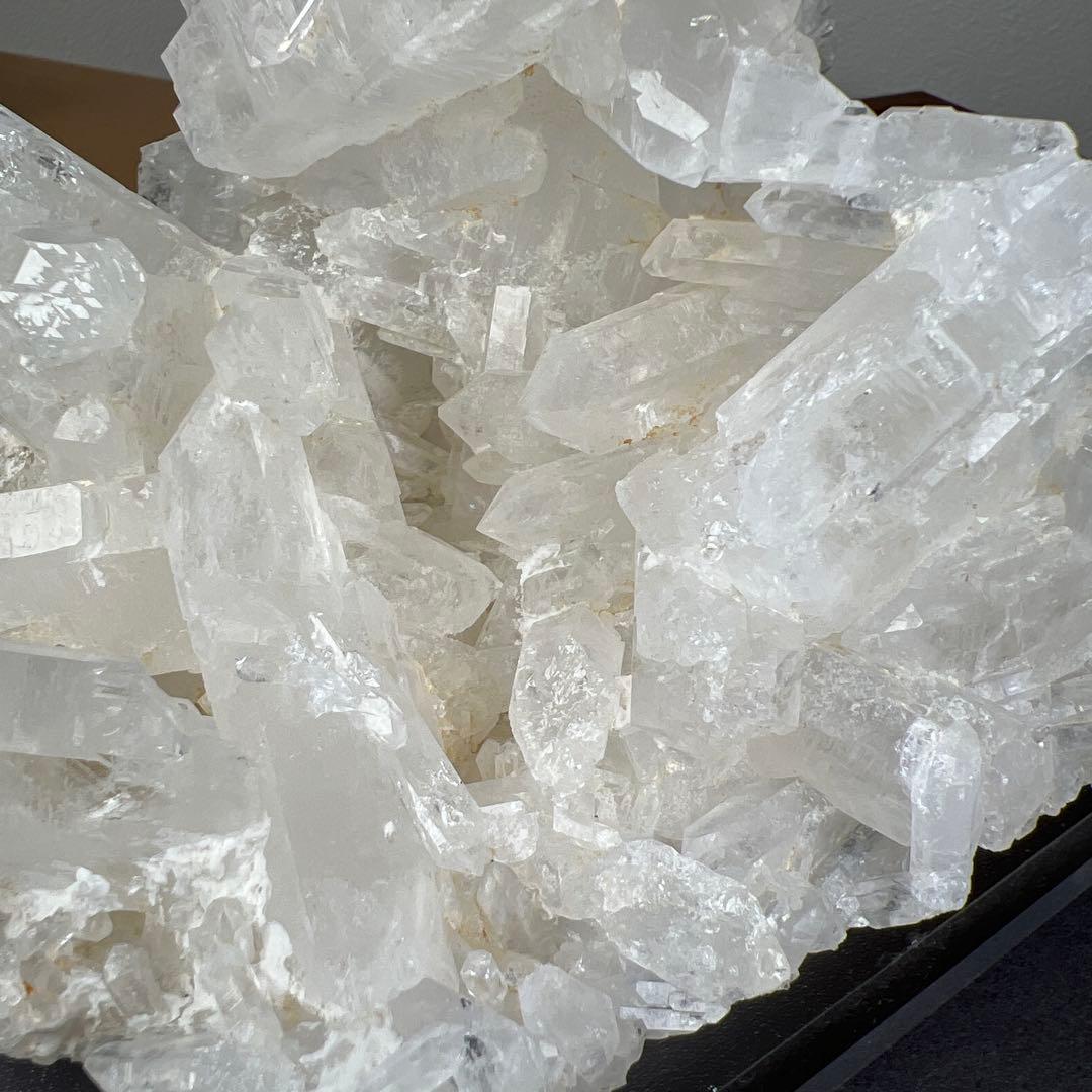 天然石　ファーデンクォーツ　クラスター　1693グラム　アクリル台座付き