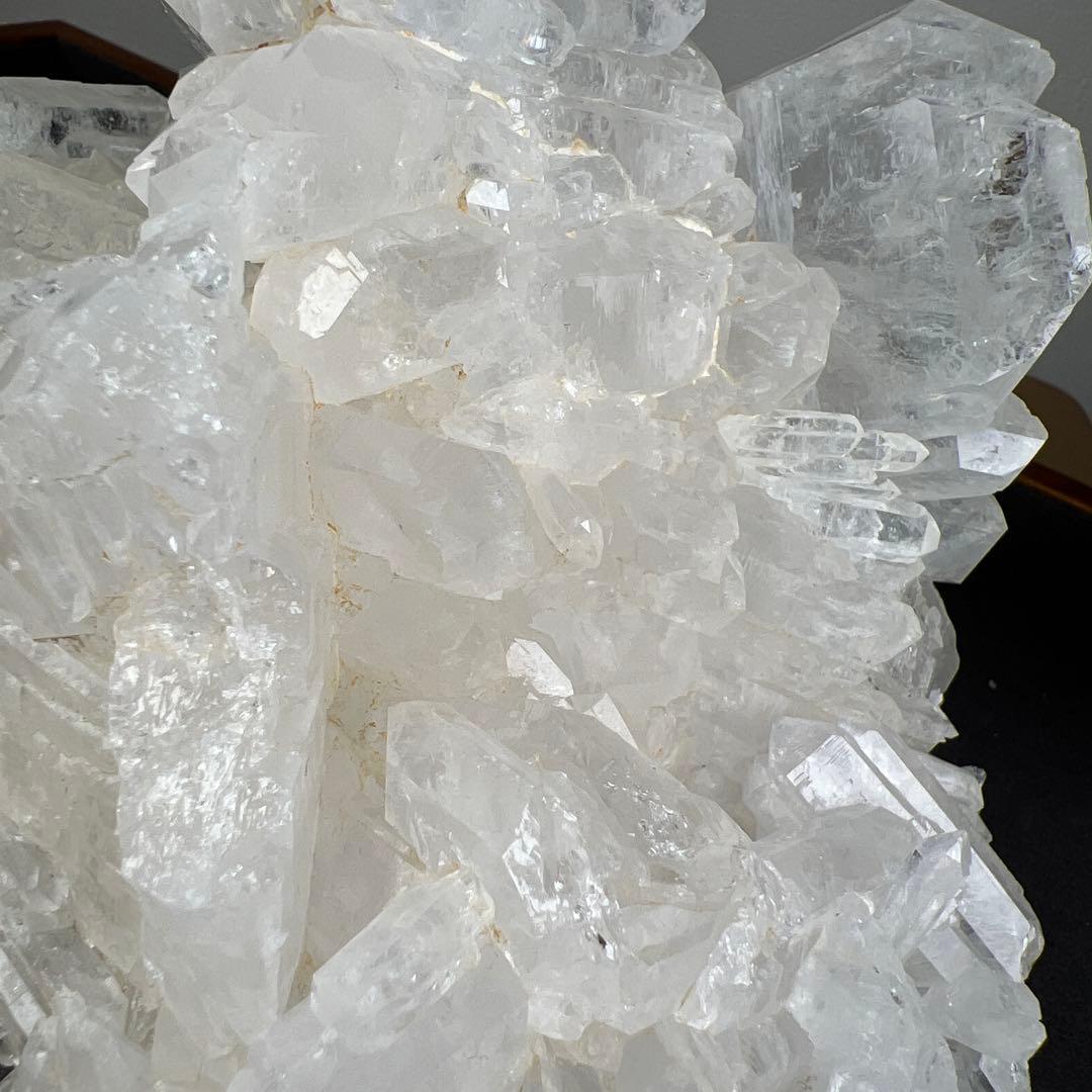 天然石　ファーデンクォーツ　クラスター　1693グラム　アクリル台座付き