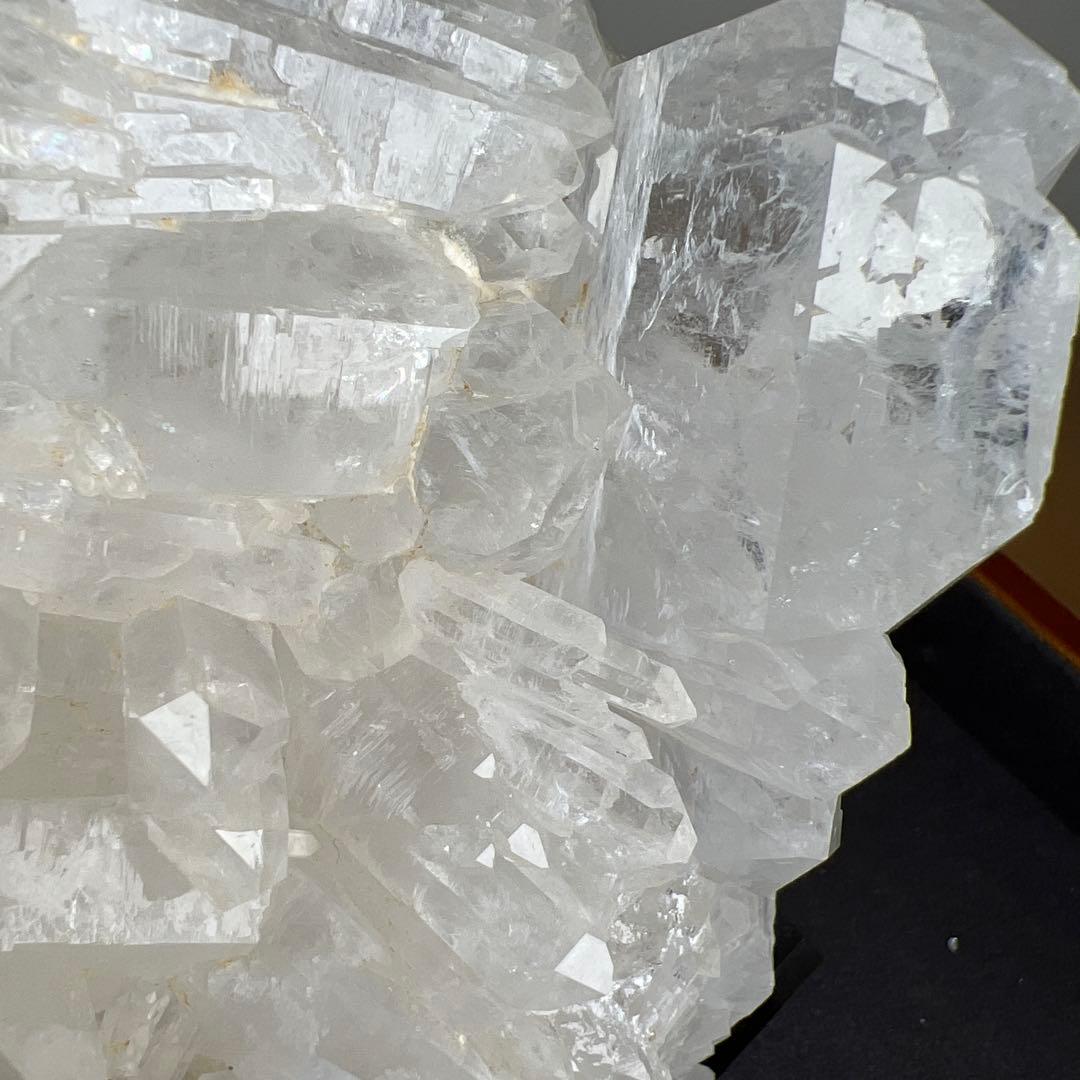 天然石　ファーデンクォーツ　クラスター　1693グラム　アクリル台座付き