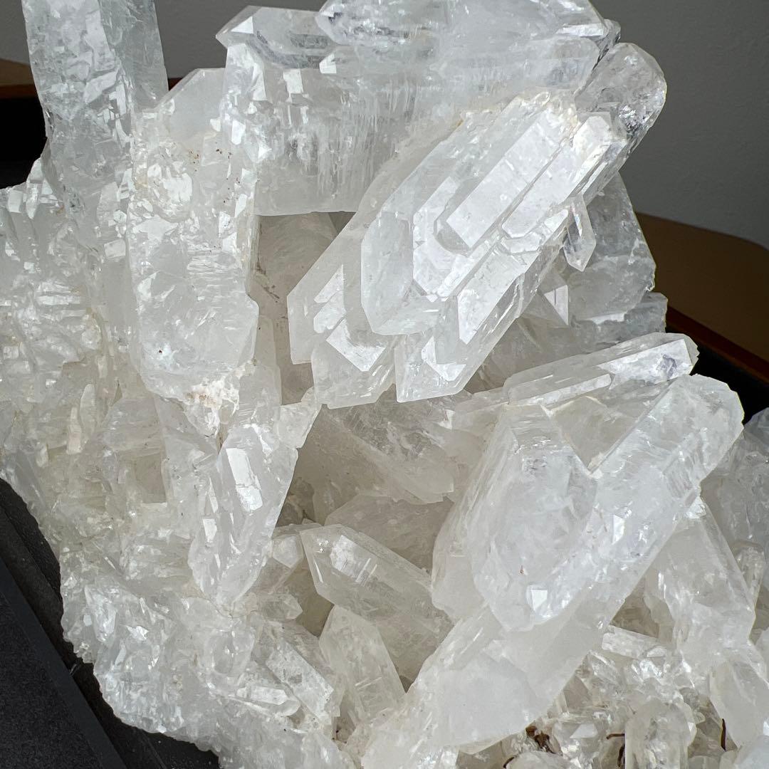 天然石　ファーデンクォーツ　クラスター　1693グラム　アクリル台座付き