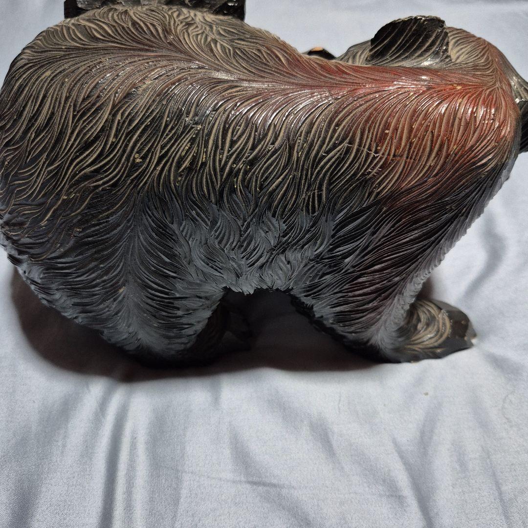 木製クマの魚持ち彫刻