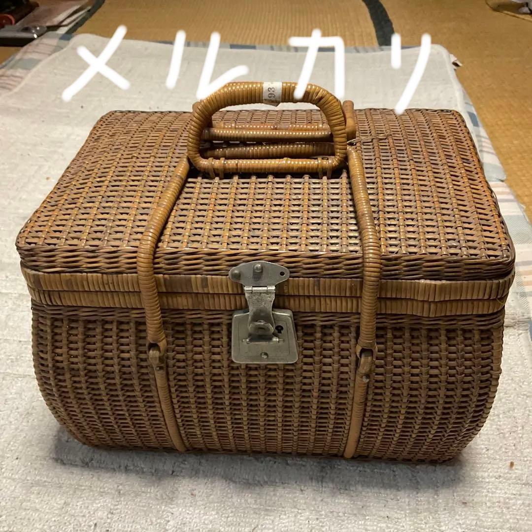 ラタンバスケット（竹かご）昭和レトロ。switch製？【汚れ埃有ります】。