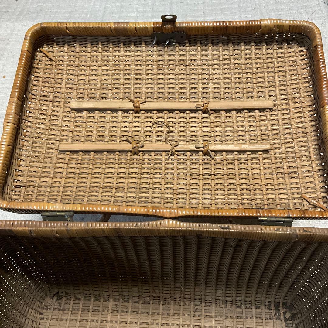 ラタンバスケット（竹かご）昭和レトロ。switch製？【汚れ埃有ります】。