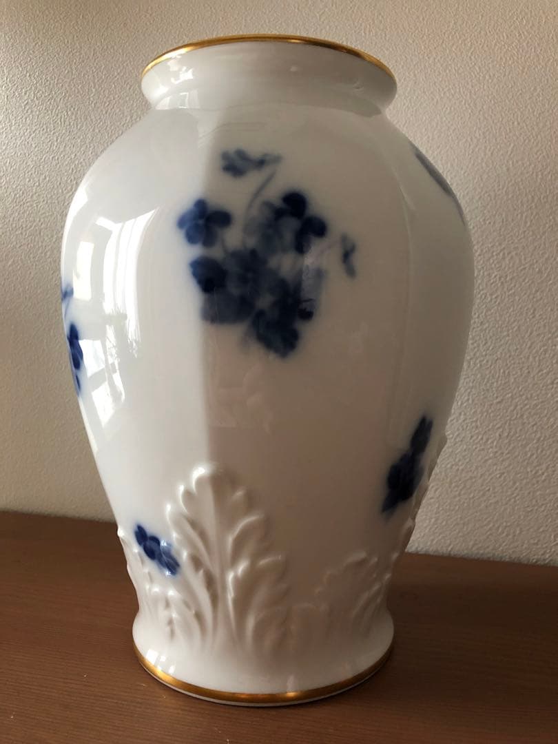 大倉陶園　花瓶　壺　美しいレリーフ紋様　すみれ