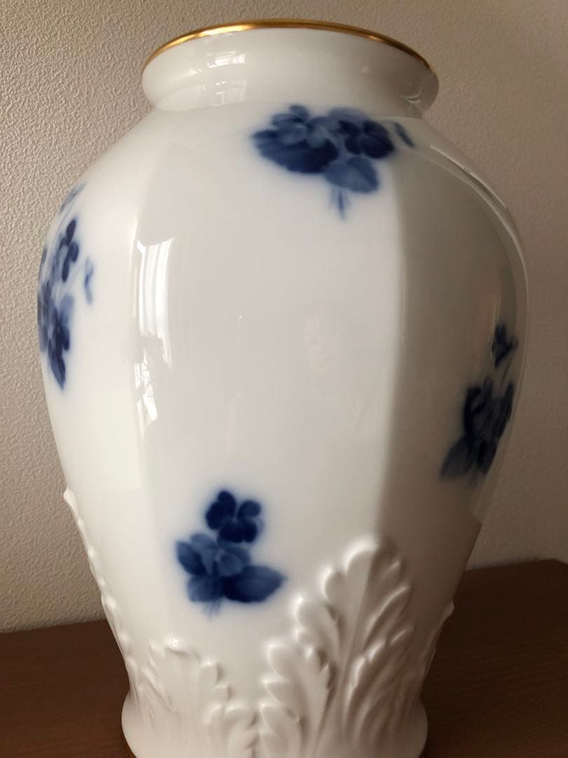 大倉陶園　花瓶　壺　美しいレリーフ紋様　すみれ
