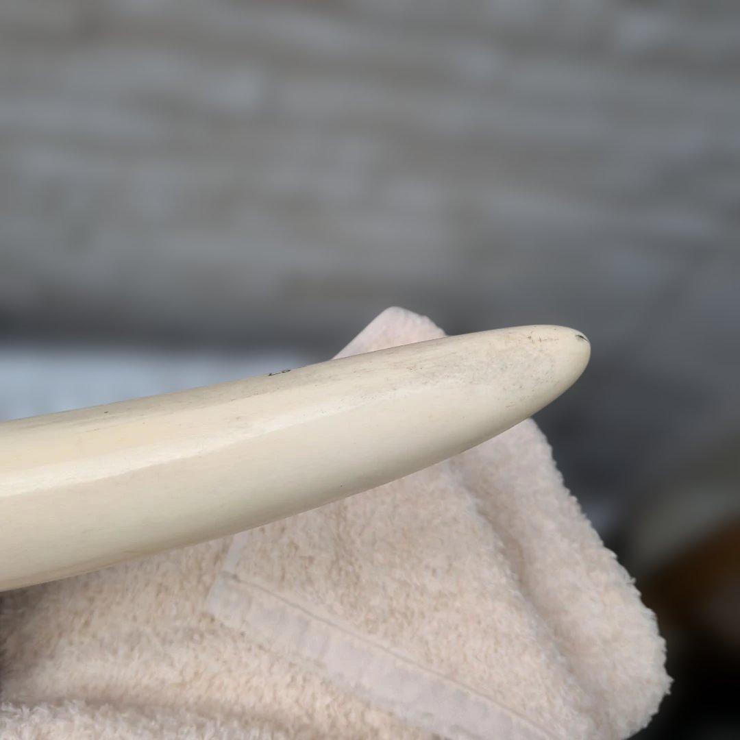 象牙風の置物 木製台座付き