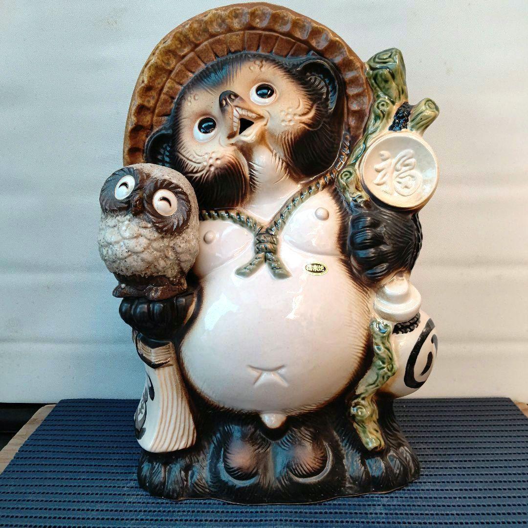 43笑うフクロウさん持つ狸さん 01