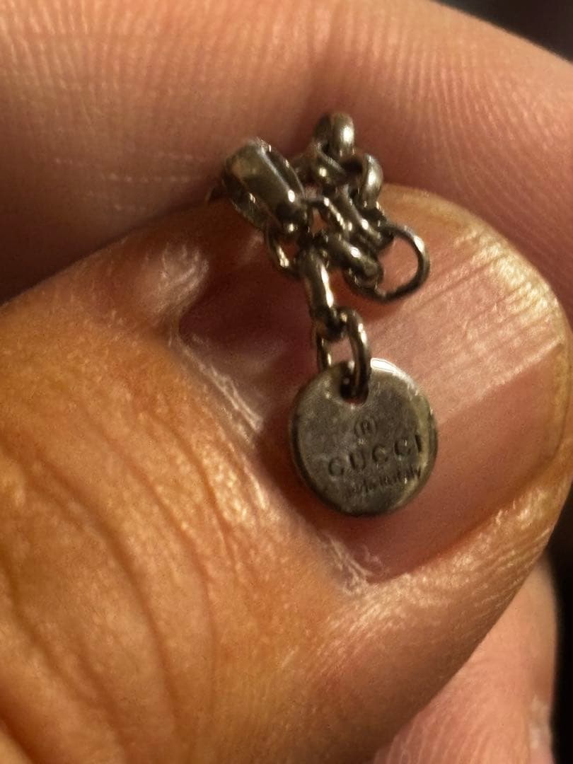 GUCCI シルバーネックレス ロゴチャーム付き