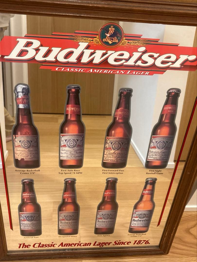 Budweiserのクラシックラガーを描いた木製フレーム付きガラス製壁掛け鏡