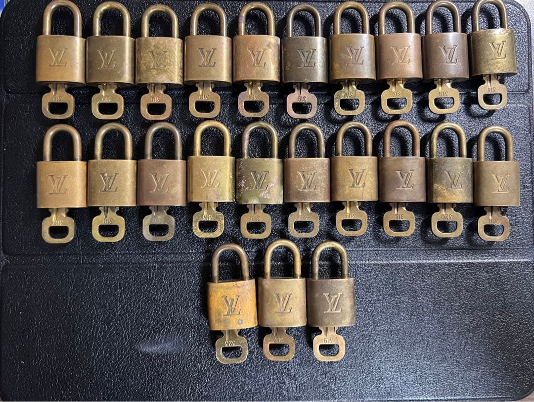 LOUIS VUITTON ルイヴィトン南京錠カデナと鍵パドロック23点セット