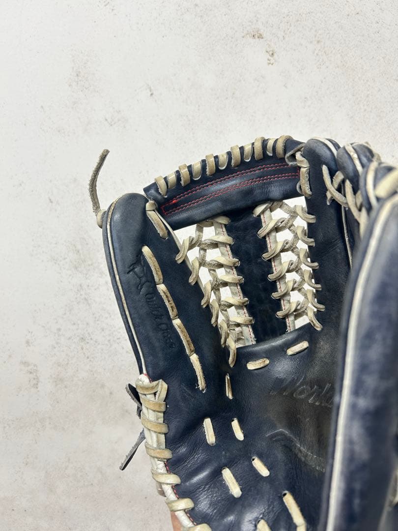 野球グローブ ネイビーとホワイト