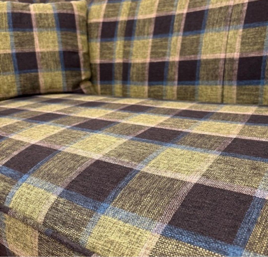 緑と黒のチェック柄コーナーソファ