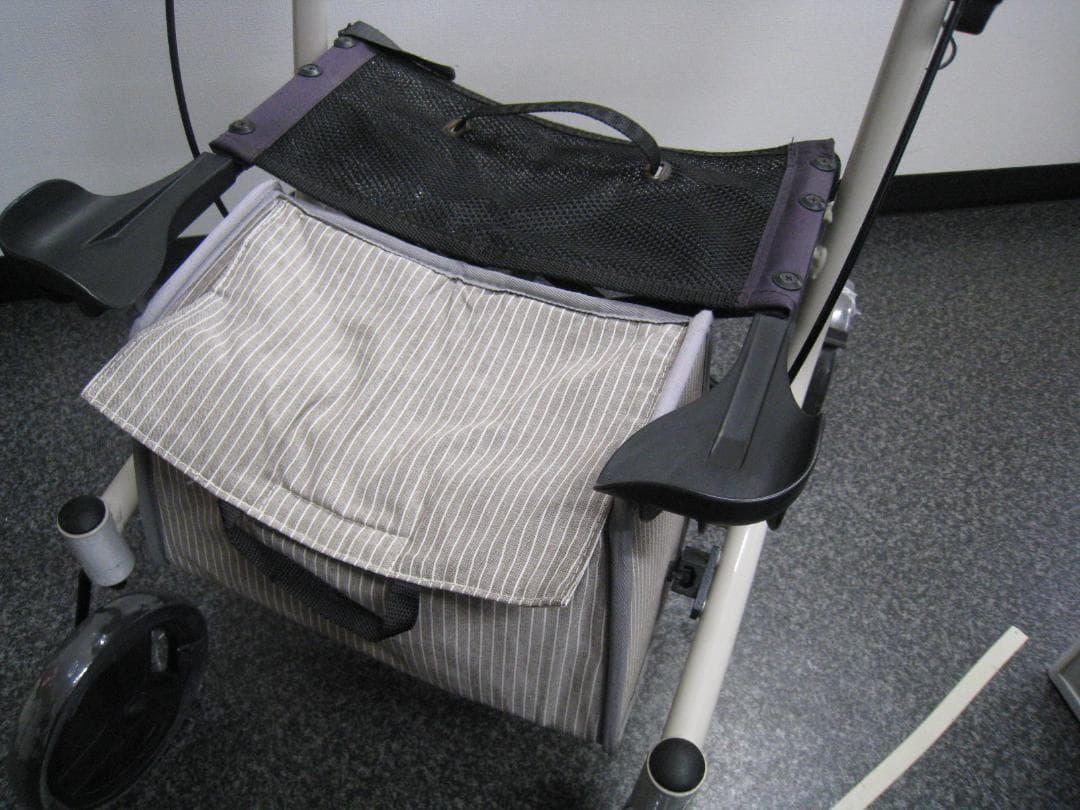 四輪 歩行車 ショッピングターン 安寿 アロン化成 送料無料 バッグ付き　②