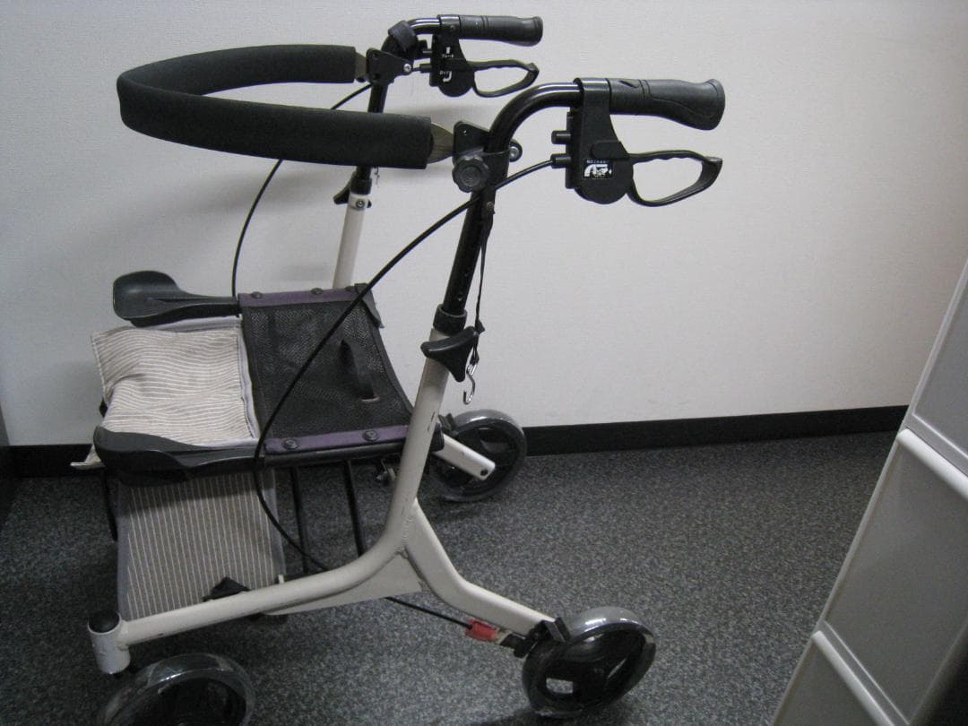 四輪 歩行車 ショッピングターン 安寿 アロン化成 送料無料 バッグ付き　②