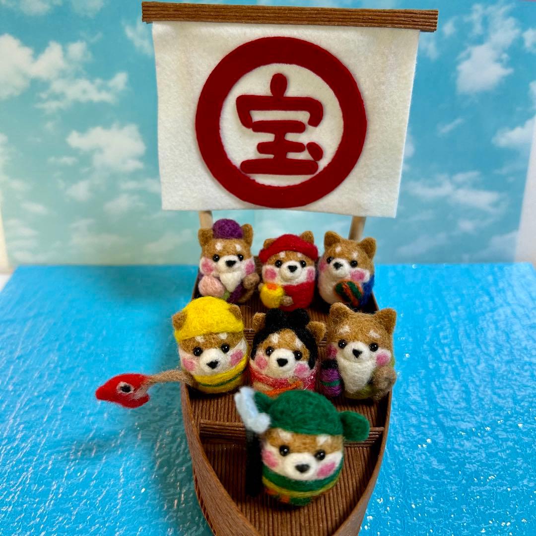 宝船に乗った小さな柴犬七福神（羊毛フェルト）縁起物