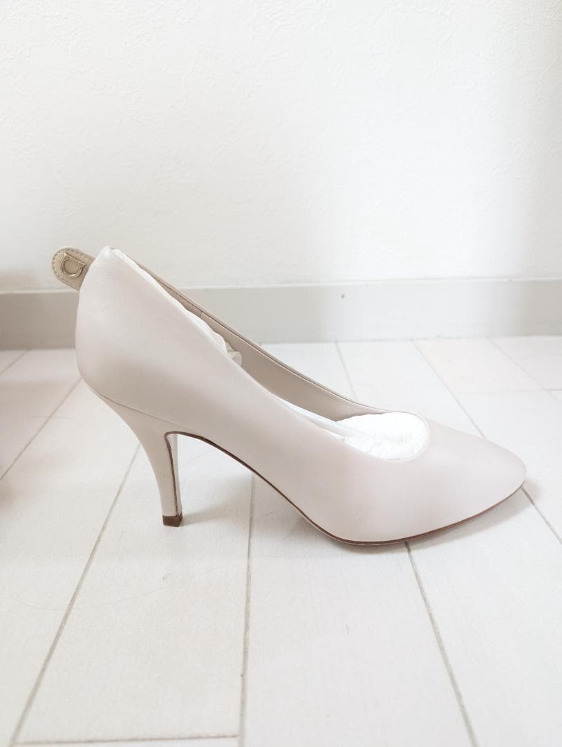 Salvatore Ferragamo パンプス　アイボリー新品未使用