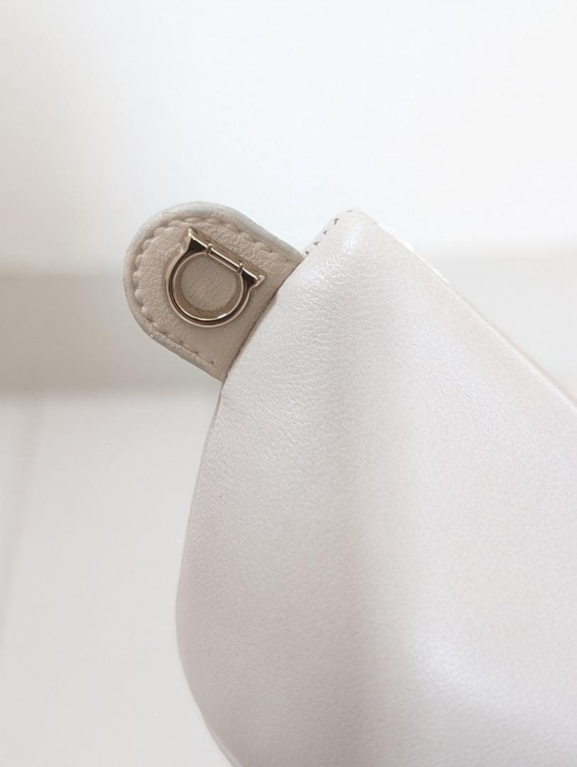 Salvatore Ferragamo パンプス　アイボリー新品未使用