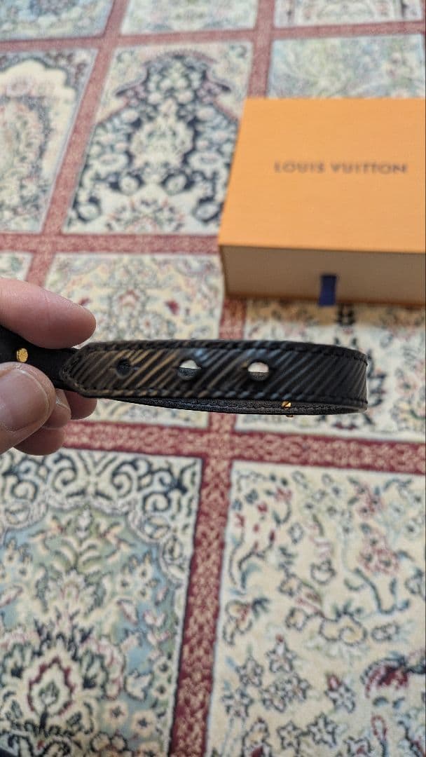 ✨LOUIS VUITTON ブラックレザーブレスレット‼️大人オシャレ‼️