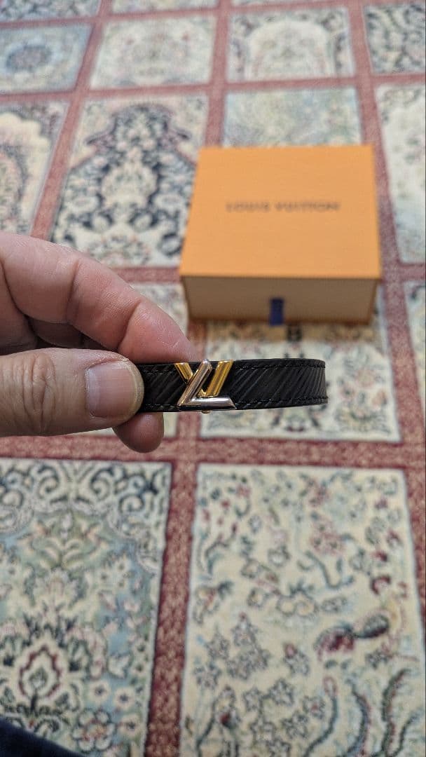 ✨LOUIS VUITTON ブラックレザーブレスレット‼️大人オシャレ‼️