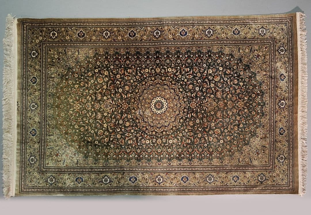 ペルシャ絨毯本物手織り保証シルクバフラーミ工房30%割引195cm×127cm