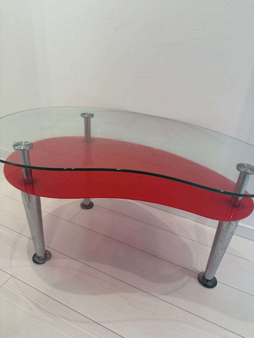 赤いガラス天板のセンターテーブル