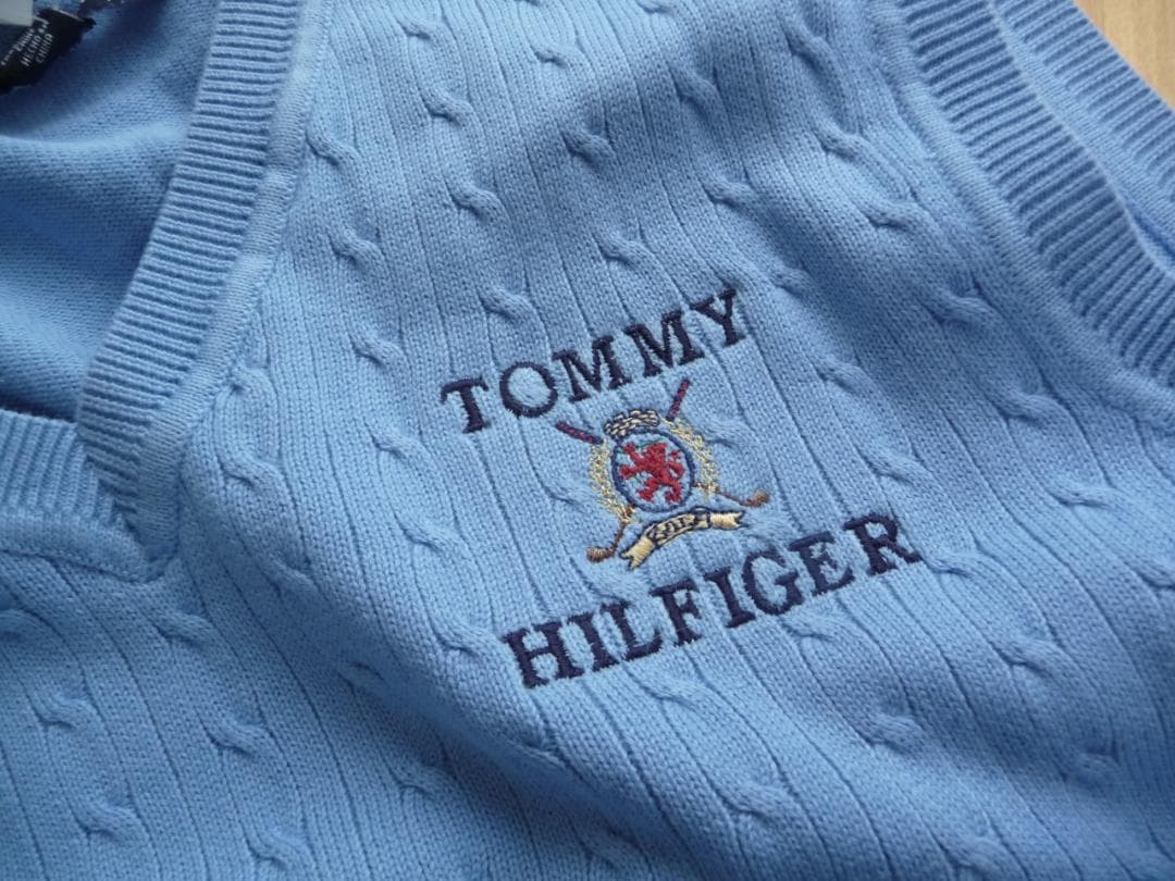 トミーゴルフ ベストブルー 特注紋章ロゴ刺繍入り