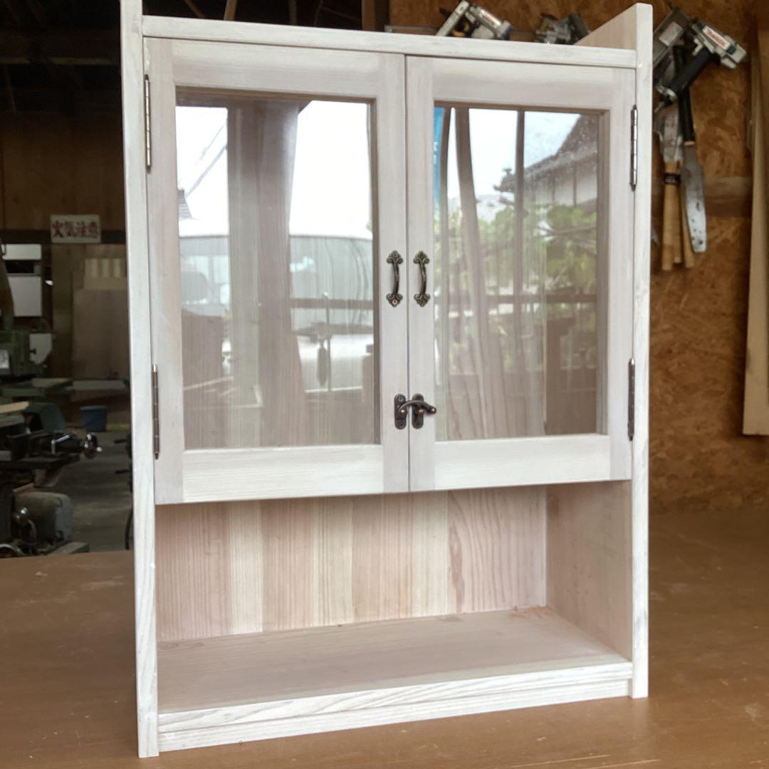 とってもオシャレ　木製キャビネット ガラス扉付き