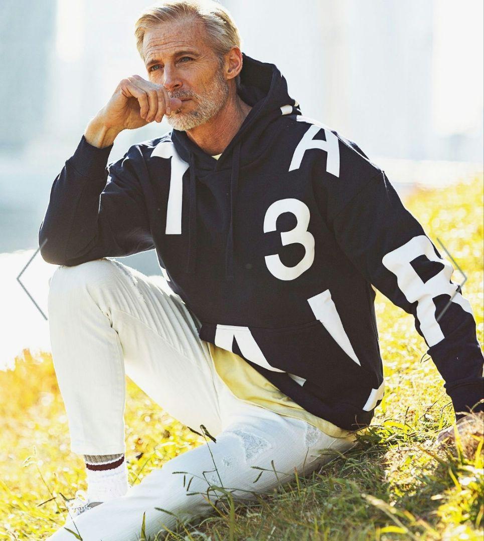 1PIU1UGUALE3 RELAX ランダムロゴプルオーバーパーカー XL