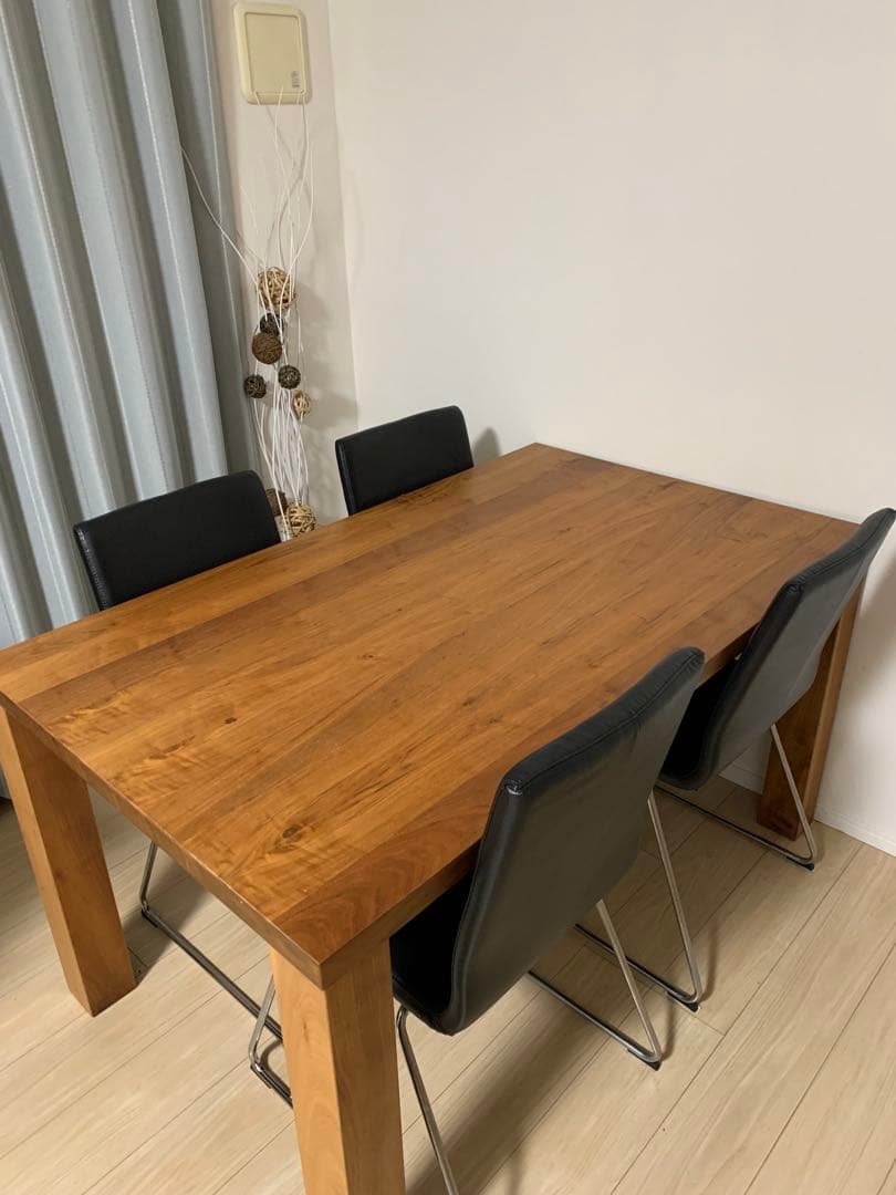 引き取り限定　IKEA木製ダイニングテーブルと黒い椅子4脚セット