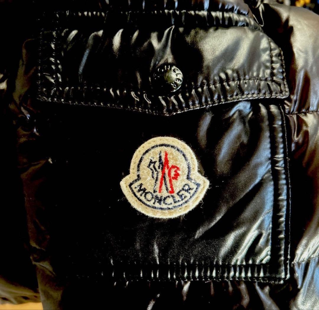【正規品】Moncler ダウンジャケット フード付き　ブラック