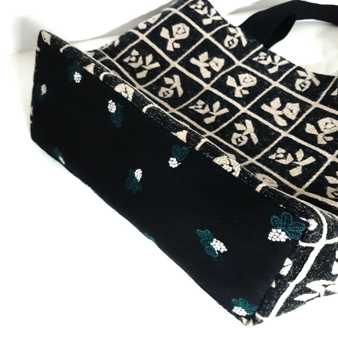 ミナペルホネン　lulu small ベージュの裏側ブラックのトートバッグ