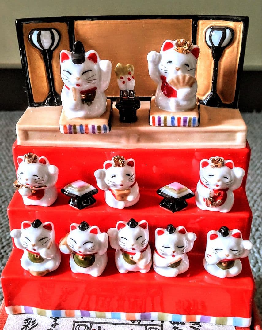 豆雛まねき猫　3段飾り　ひな祭り 陶器製 ミニチュア