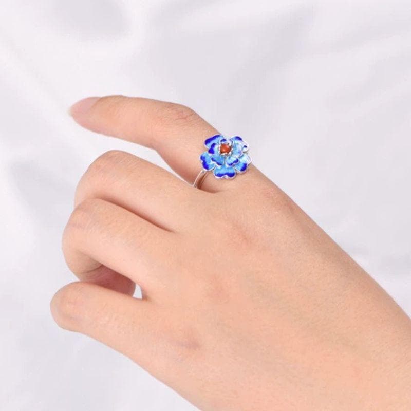 サクラソウのリング - 指先に春の息吹を感じさせる　R430