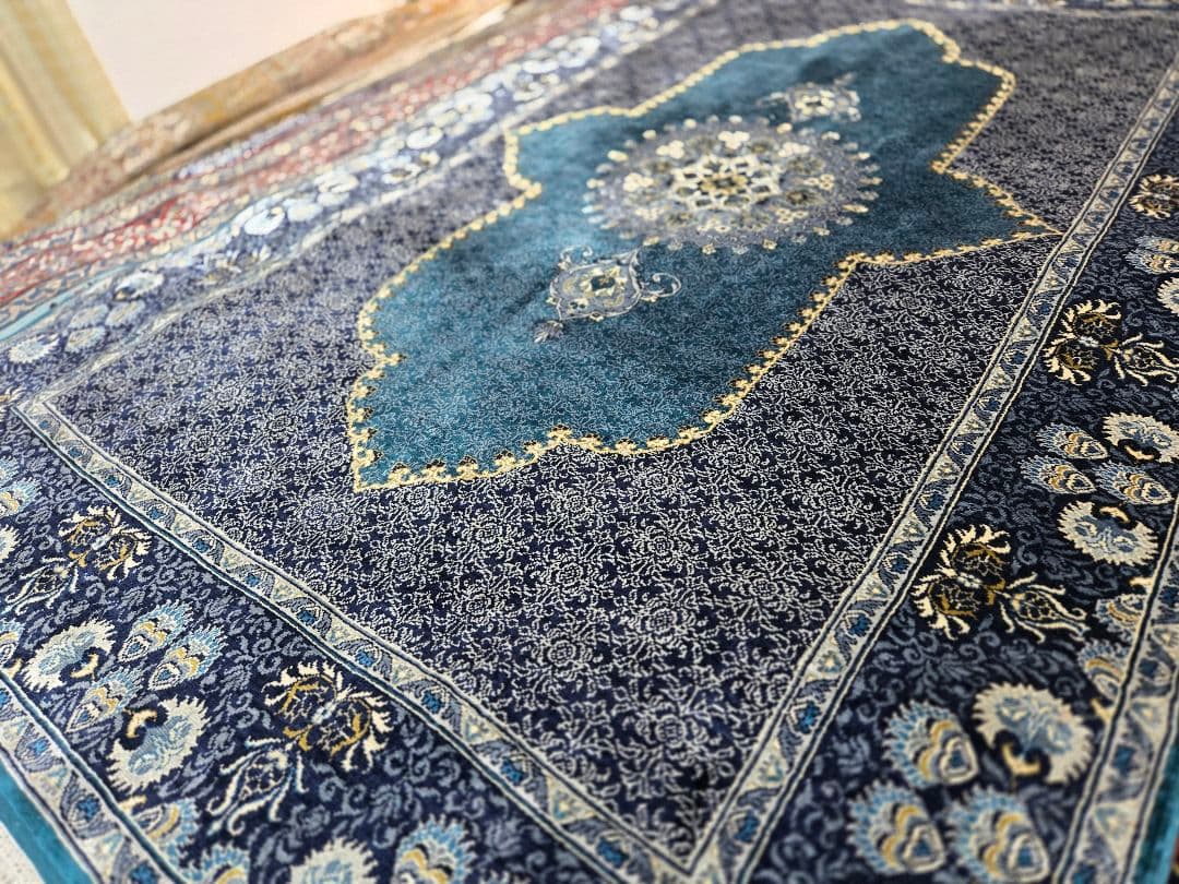 トルコ絨毯 100シルク手織り綺麗な青花柄 新品 サイズ:176cm×110cm