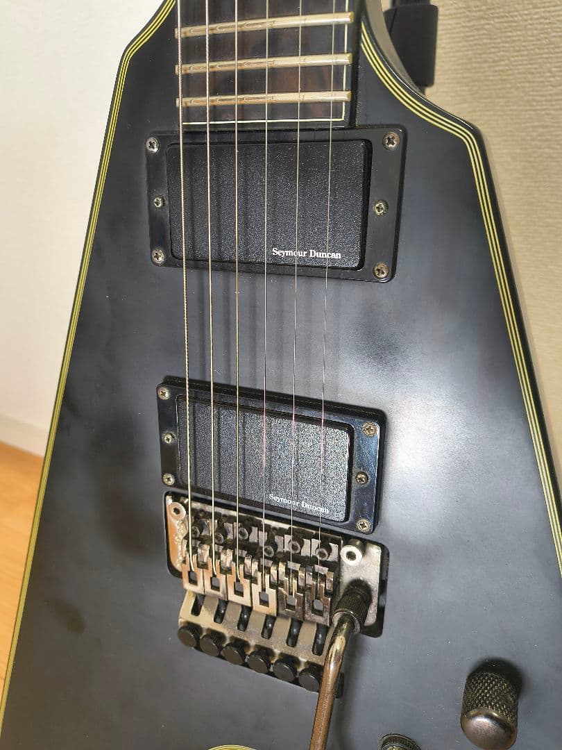 SCHECTER　Ｖ型エレキギター