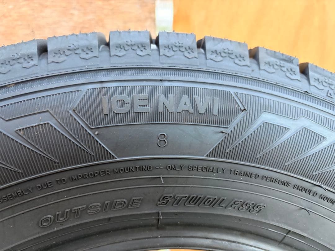 ICE NAVI 8 スタッドレスタイヤ 13インチ