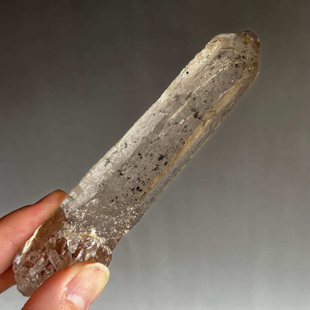 超レア　ガネーシュヒマール産　ヘマタイト付きクリスタル　ポイント