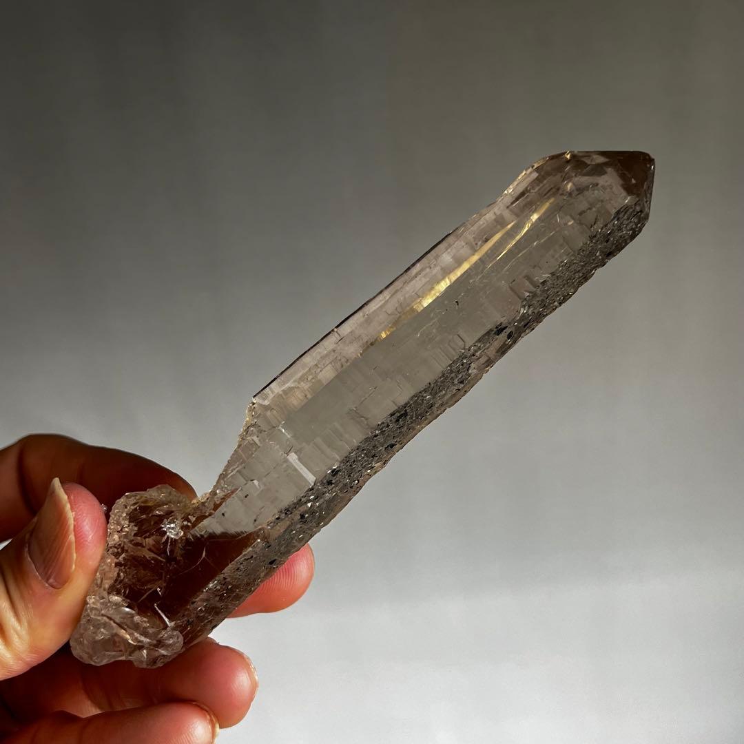 超レア　ガネーシュヒマール産　ヘマタイト付きクリスタル　ポイント