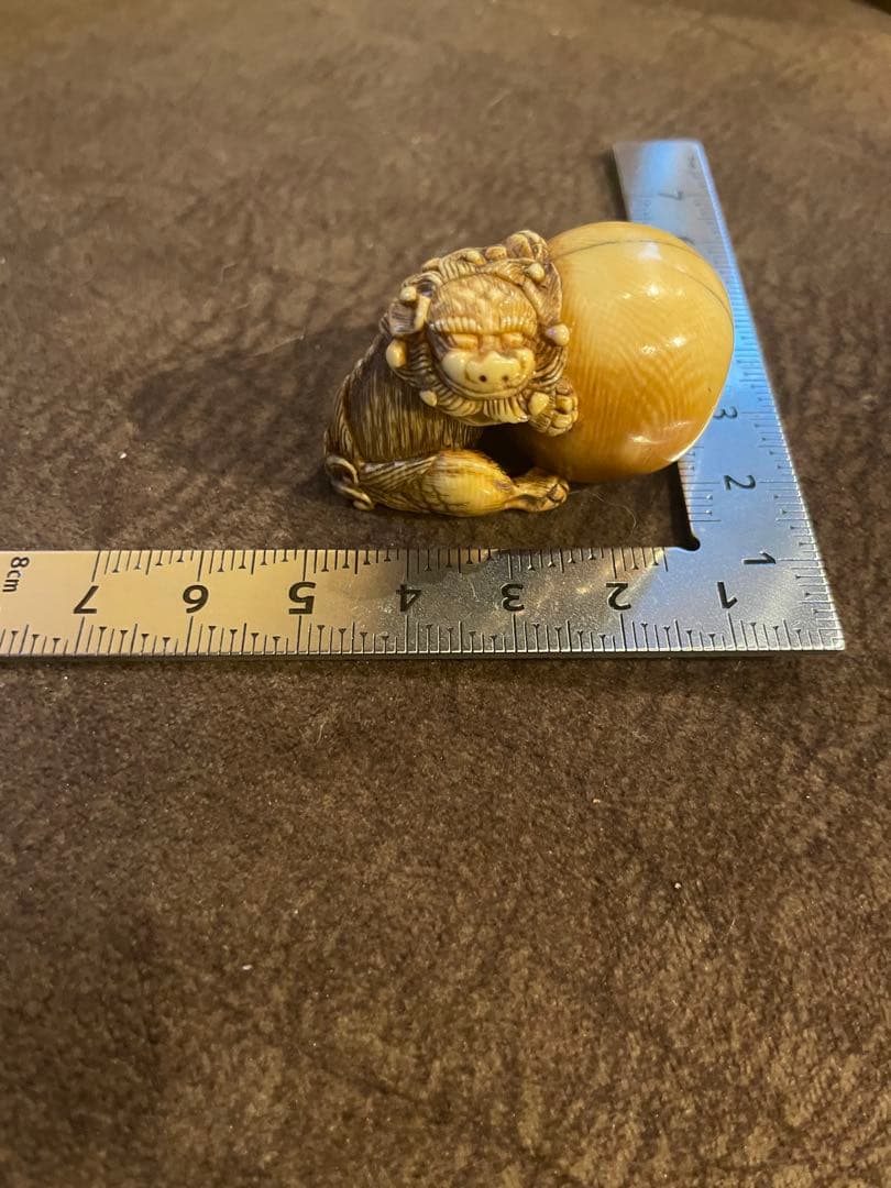 根付 獅子と玉 （骨 牙等天然素材） 銘有り。