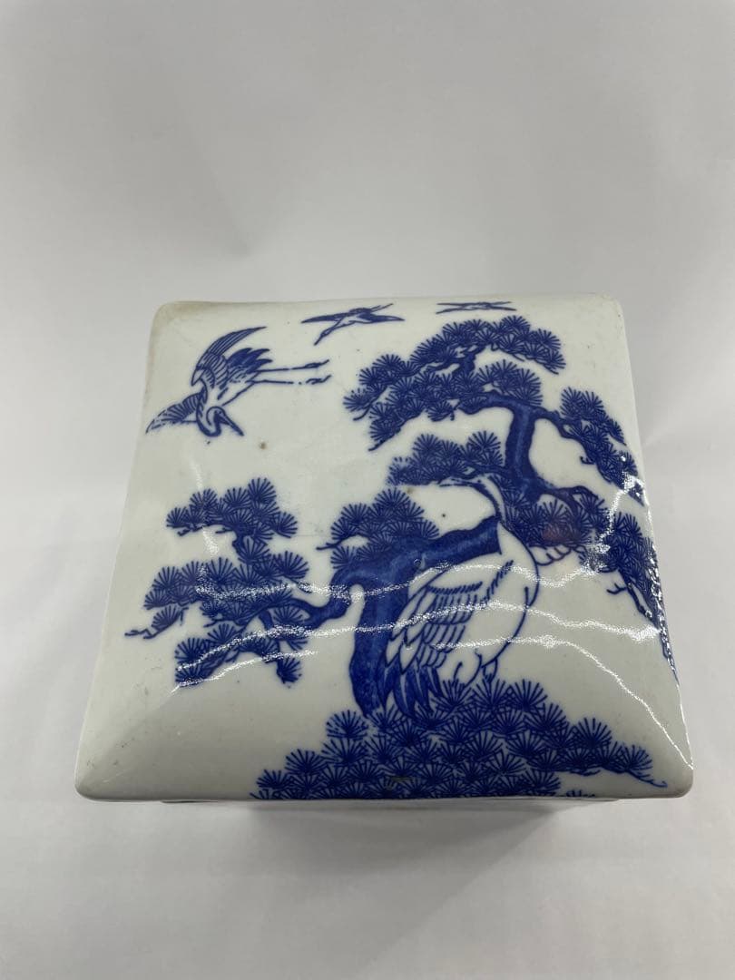 青白陶器 二段重ねの箱 松と鶴のデザイン